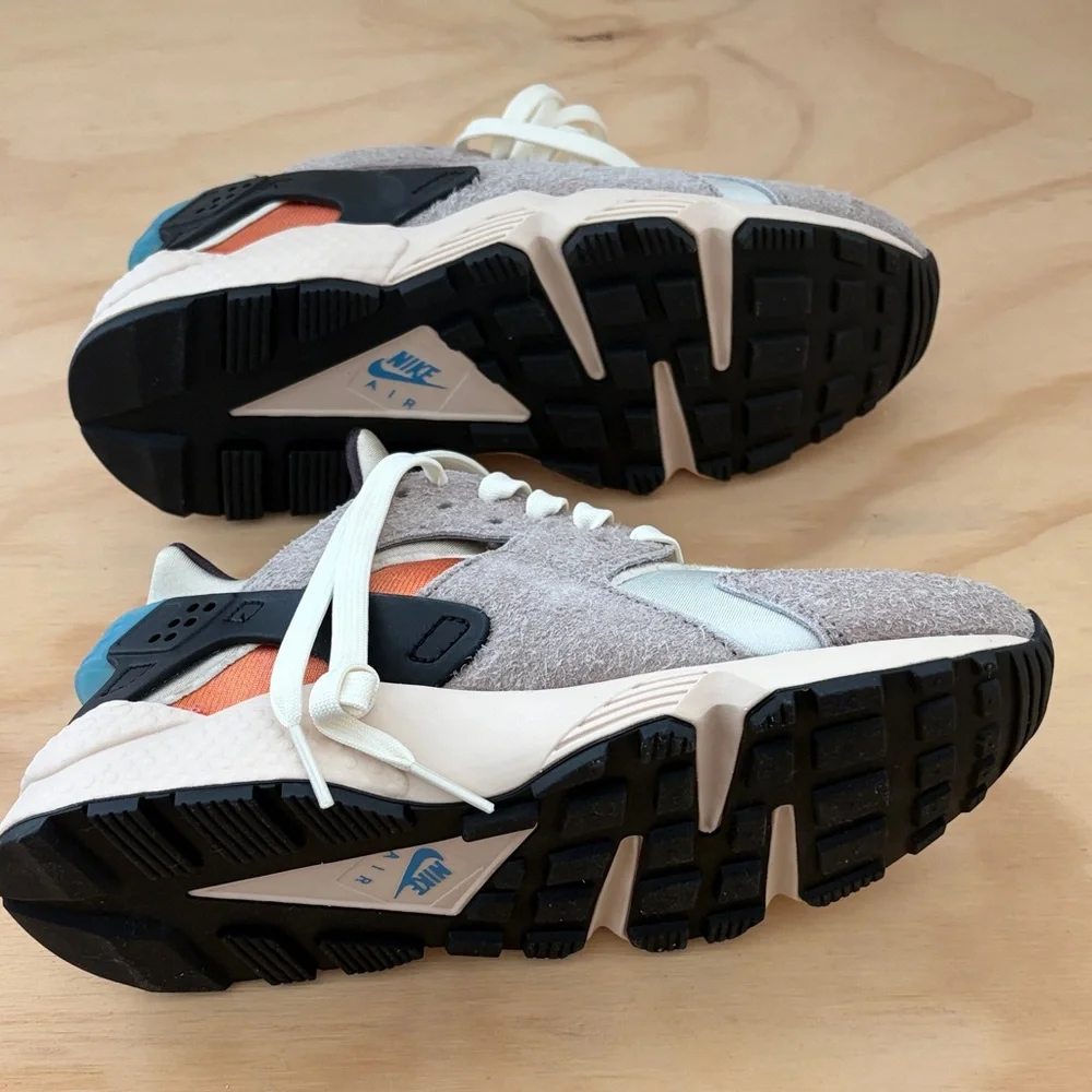 Nike Air Huarache, W7.5 - Picture 4 of 5